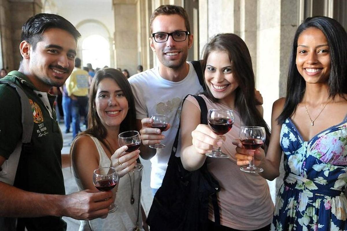 Un grupo de personas de pie juntas sosteniendo copas de vino.