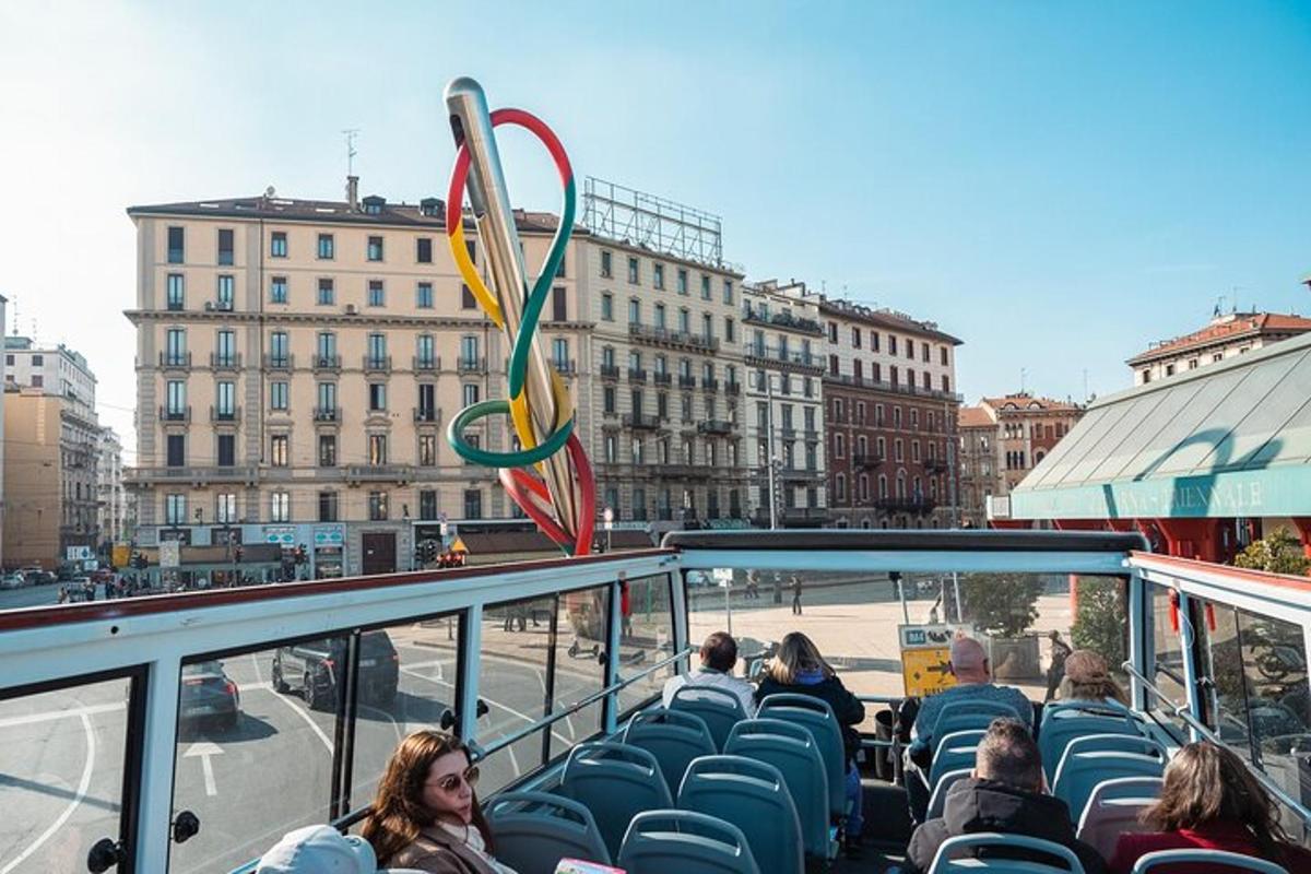 vyhlídkový autobus s lidmi sedícími na horní palubě