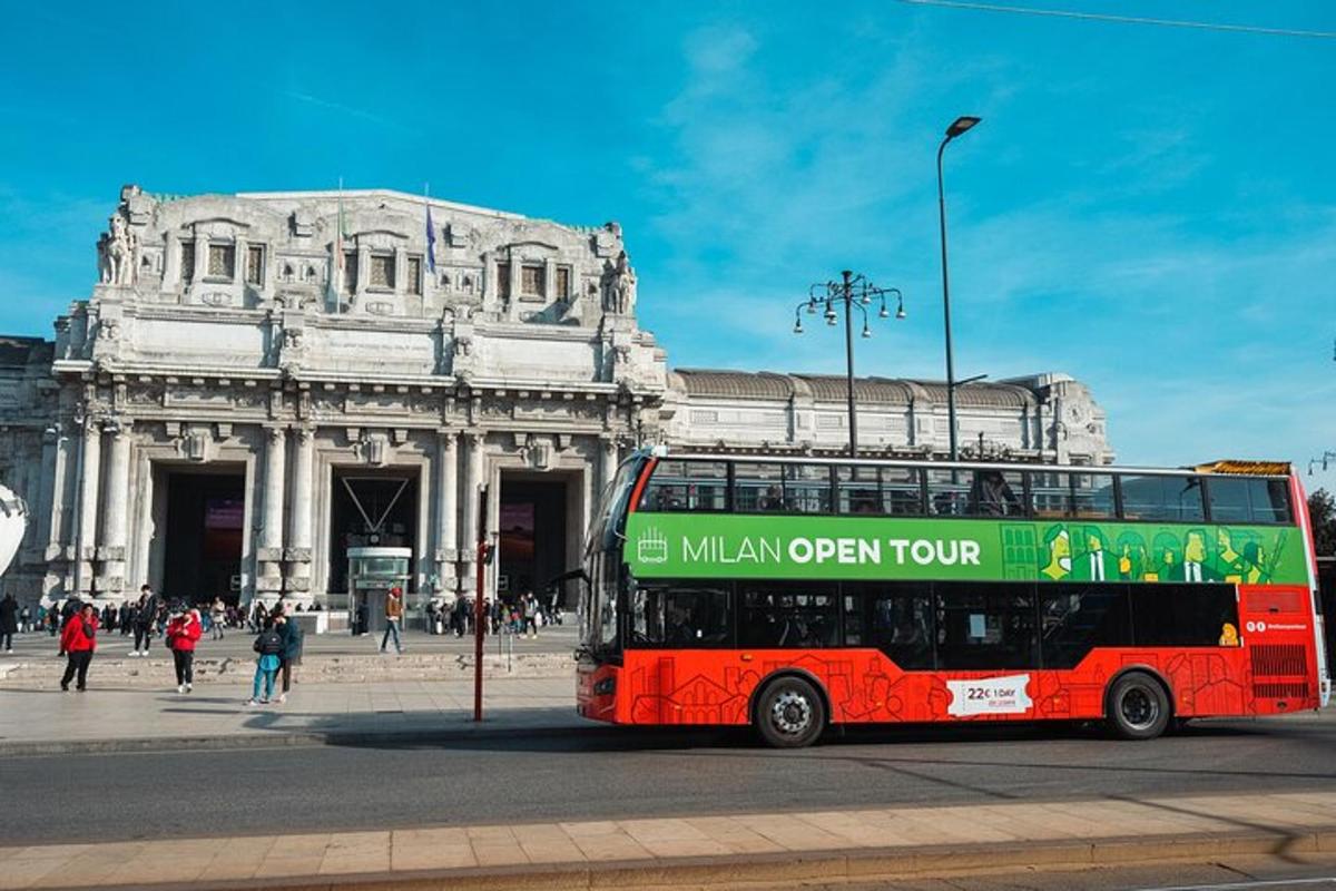un autobus rosso a due piani davanti a un edificio