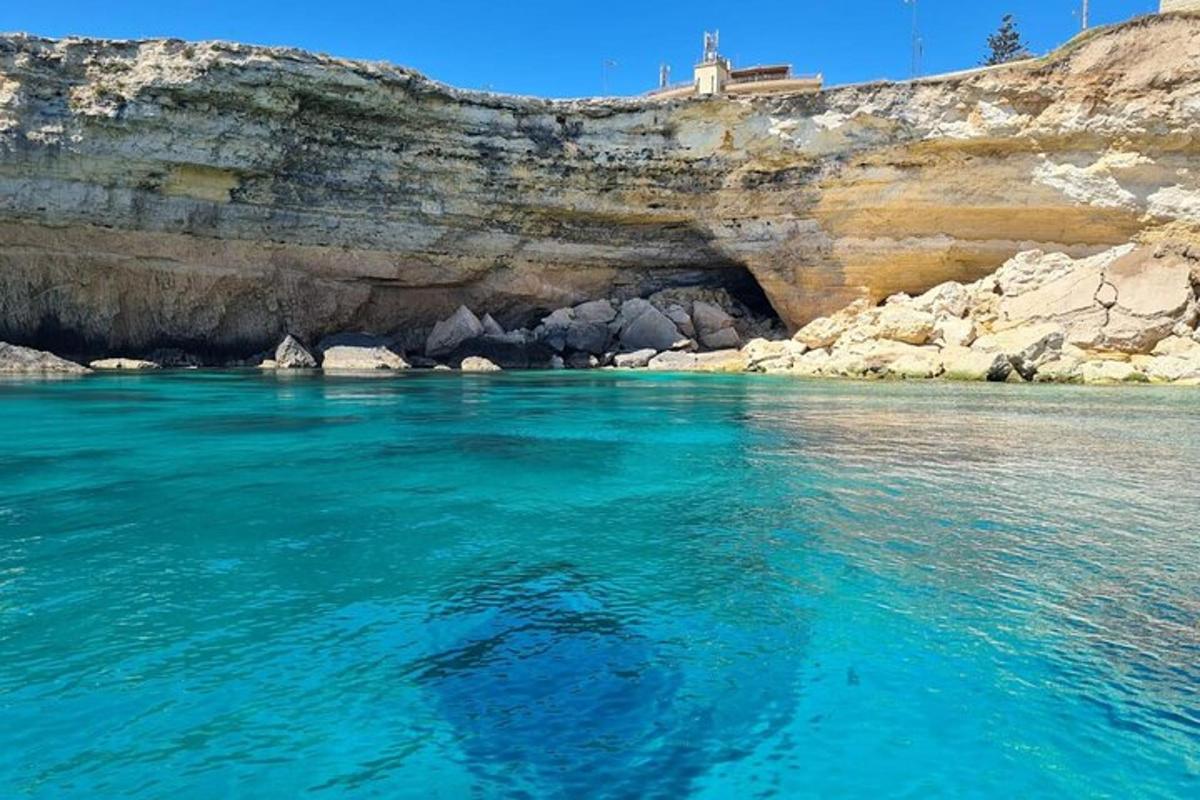 un grande specchio d'acqua vicino a una scogliera