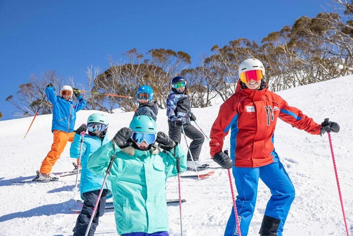 eine Gruppe von Menschen steht auf einer Skipiste
