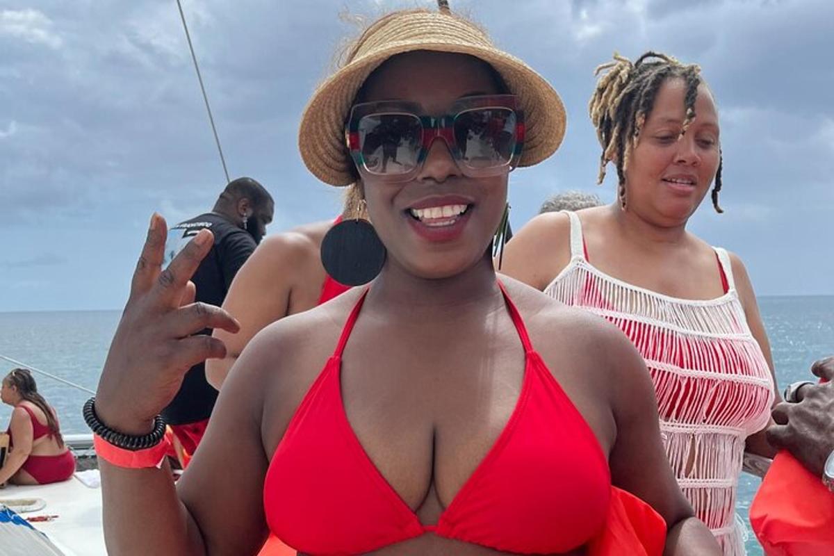 Dos mujeres en traje de baño rojo en un barco