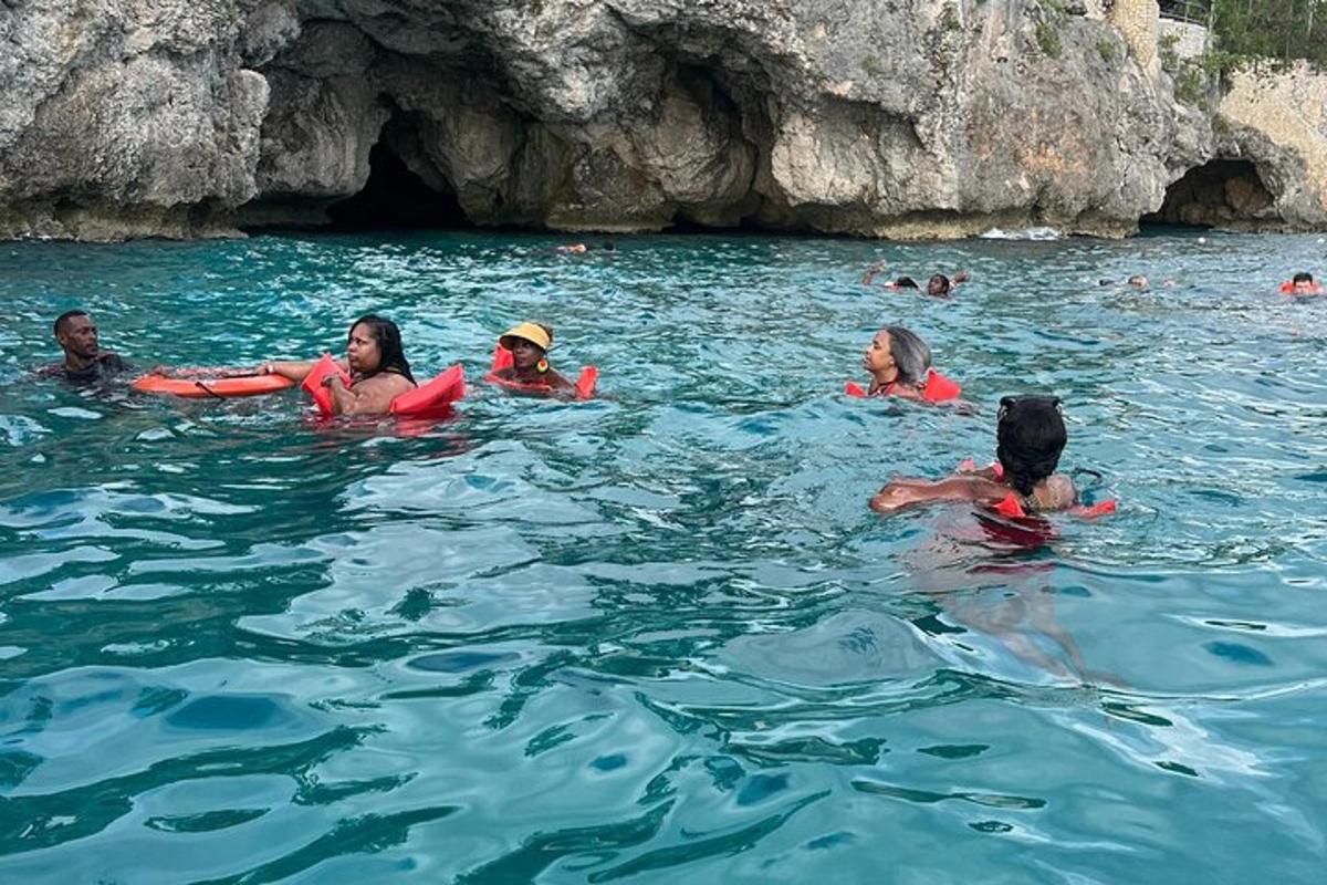 sekelompok orang yang sedang berenang di air