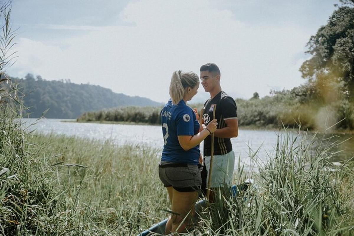 un home i una dona drets davant d'un llac