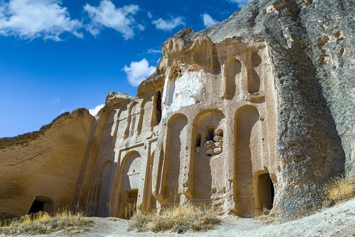 un vieux bâtiment à flanc de montagne