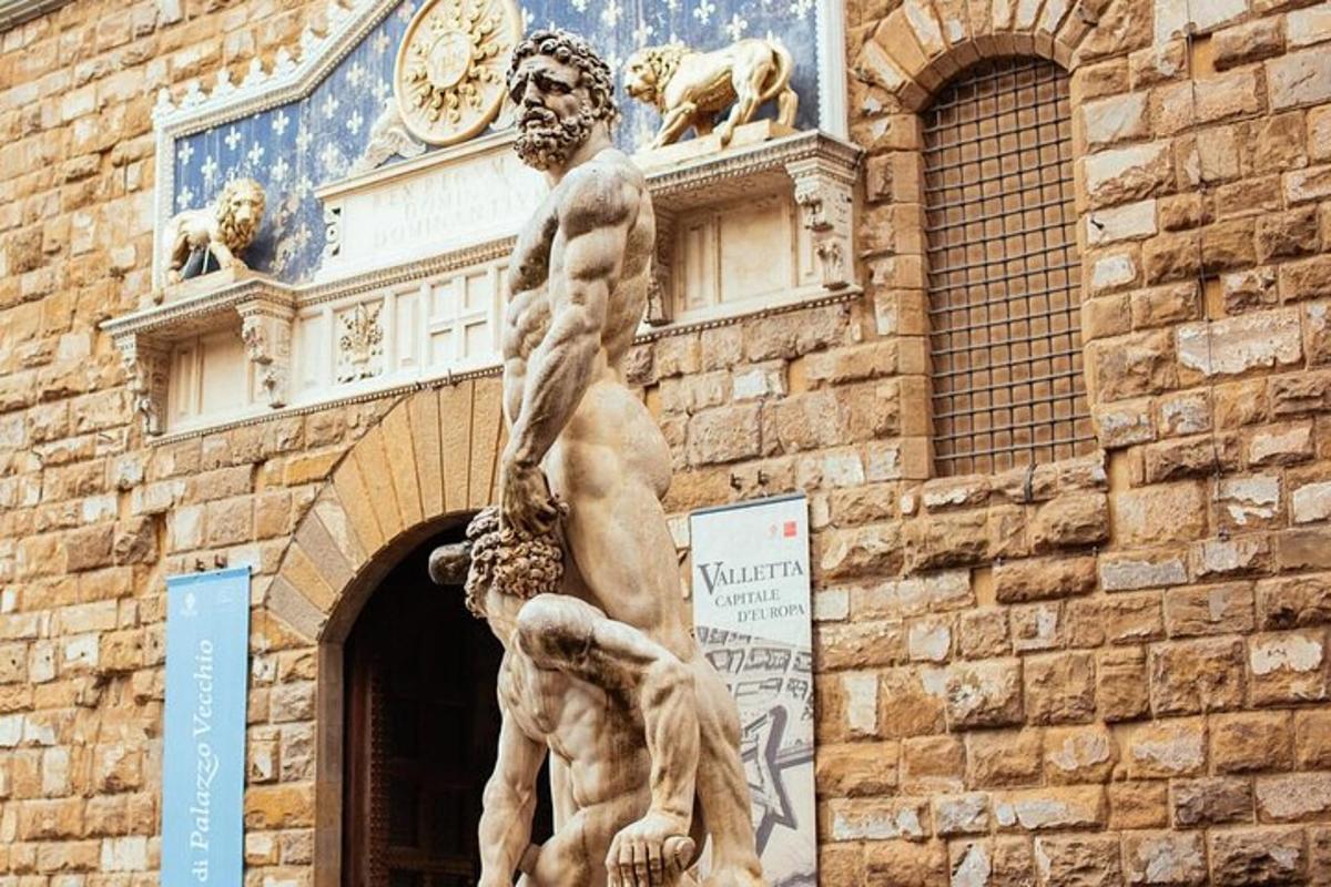 una statua di un uomo in piedi davanti a un edificio