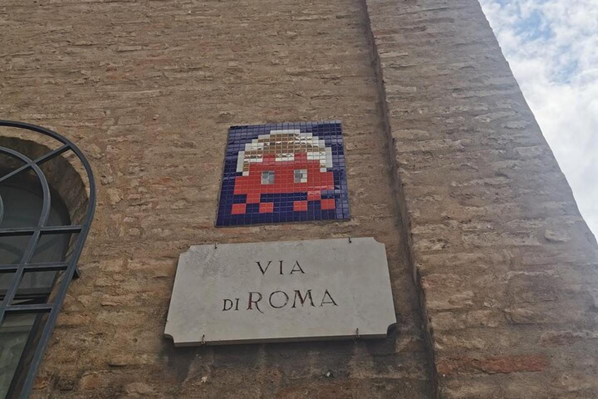 cedule na boku cihlové budovy