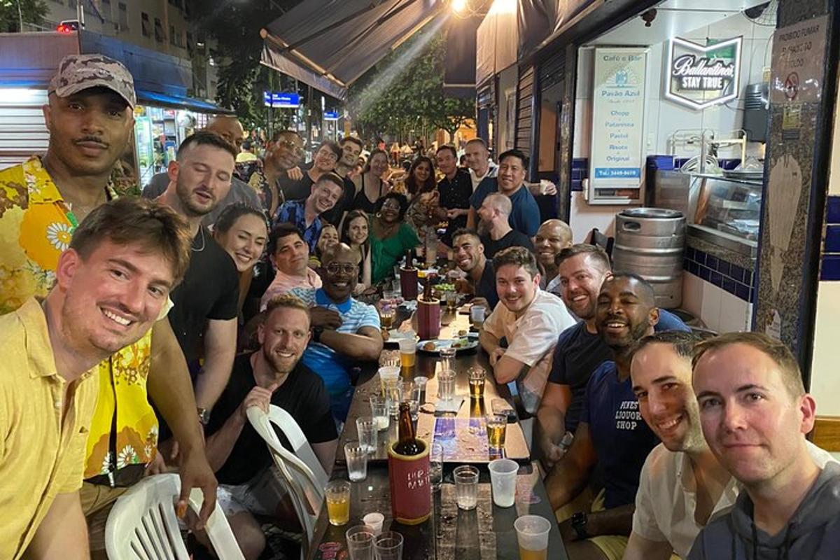 um grupo de pessoas sentadas à mesa de um bar