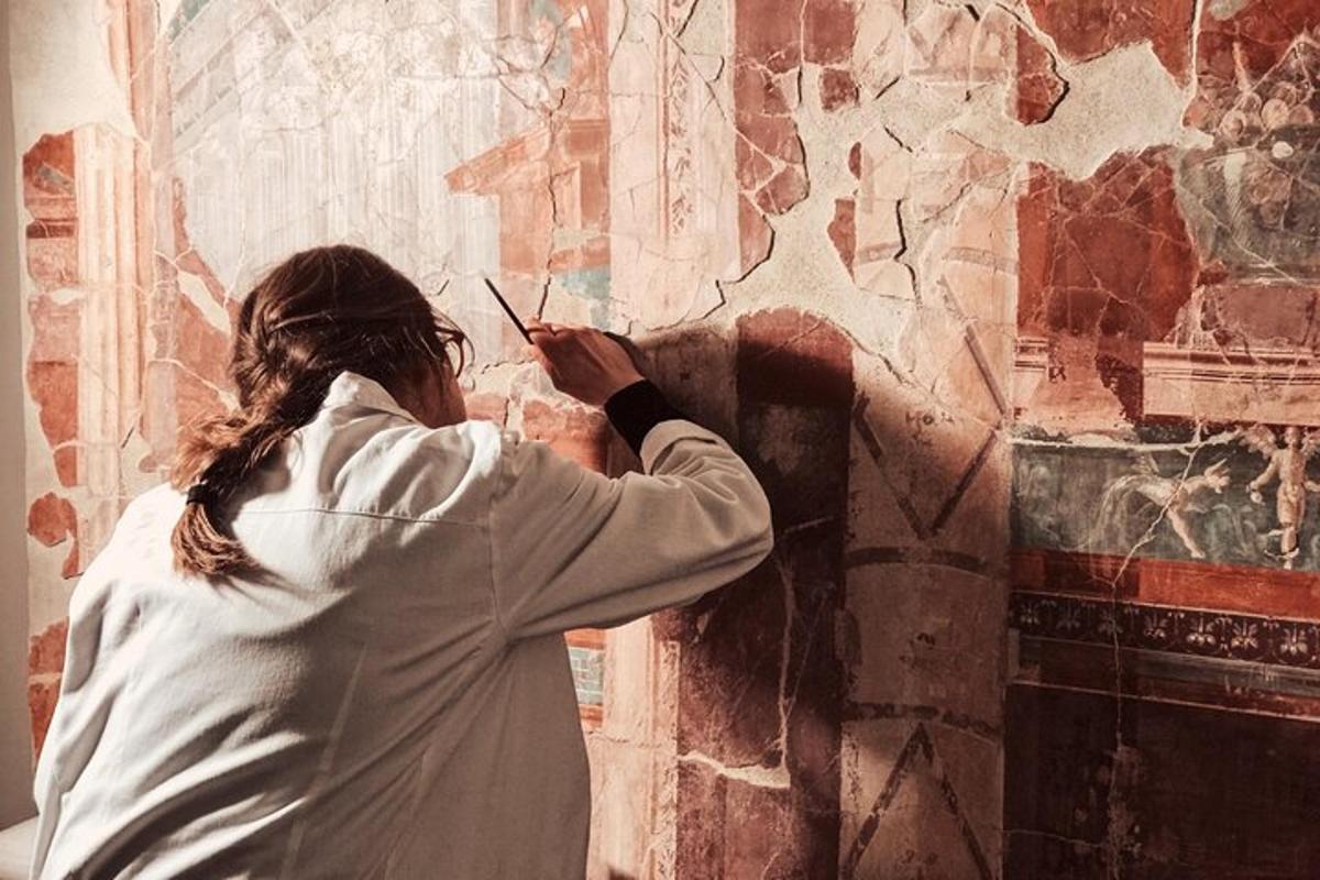 uma mulher pintando uma parede em uma sala
