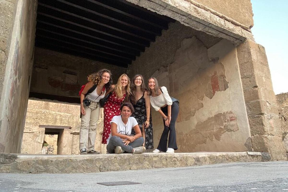 um grupo de mulheres posando para uma foto em um prédio
