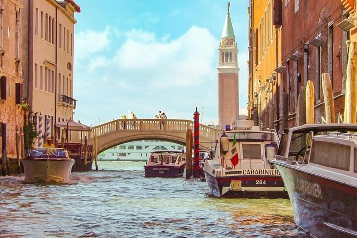 Un canal con barcos y un puente en una ciudad.