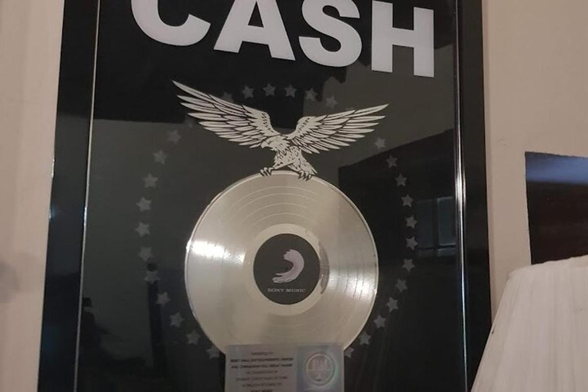 dấu hiệu ac ash với một con đại bàng trên đầu một đĩa CD