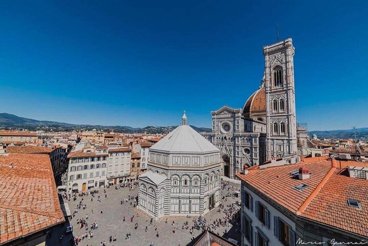 una vista aérea de una ciudad con una catedral