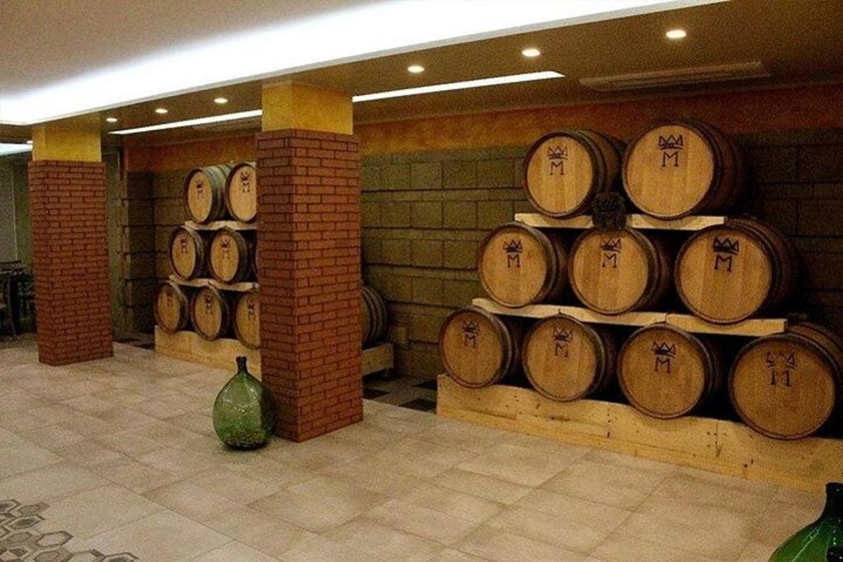 ένα δωμάτιο γεμάτο με ξύλινα βαρέλια με γράμματα πάνω τους