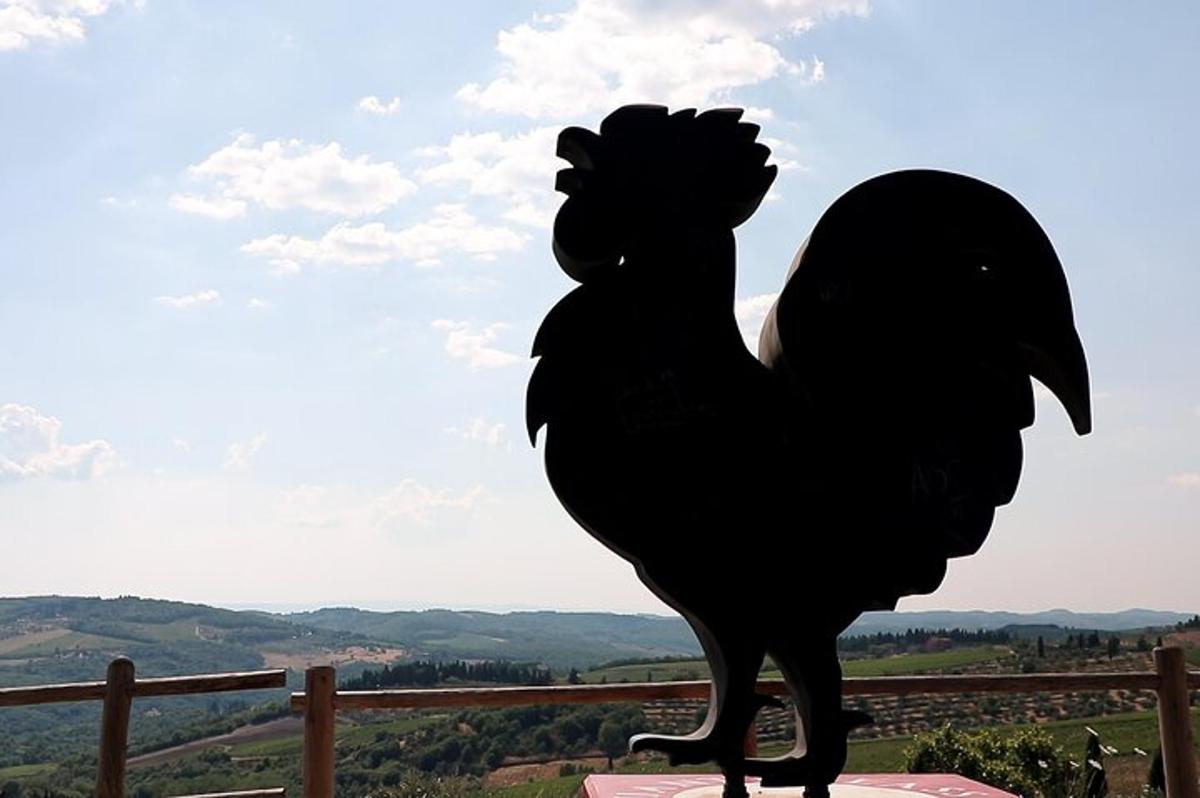 socha kuřete sedícího na vrcholu plotu