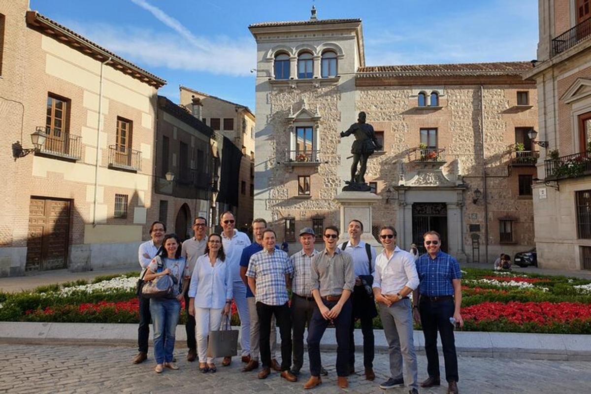 un gruppo di persone in piedi davanti a un edificio