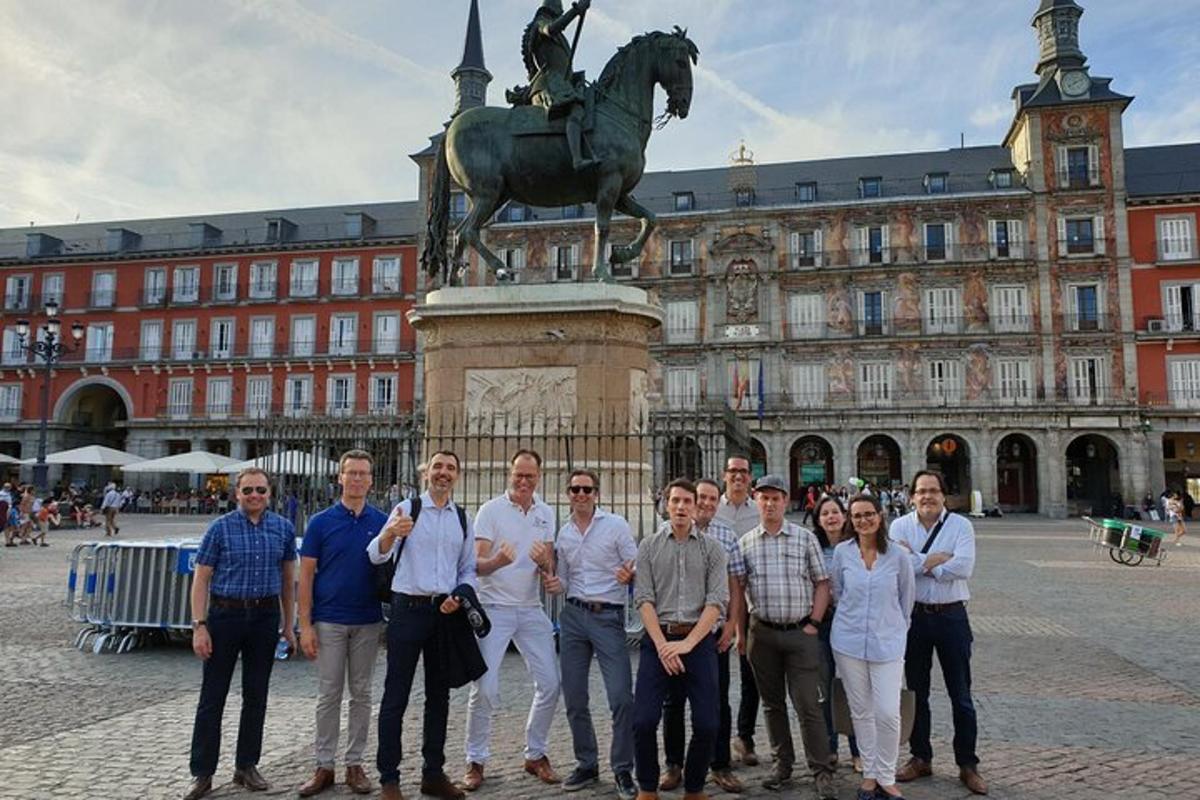 un gruppo di persone in piedi davanti a un edificio