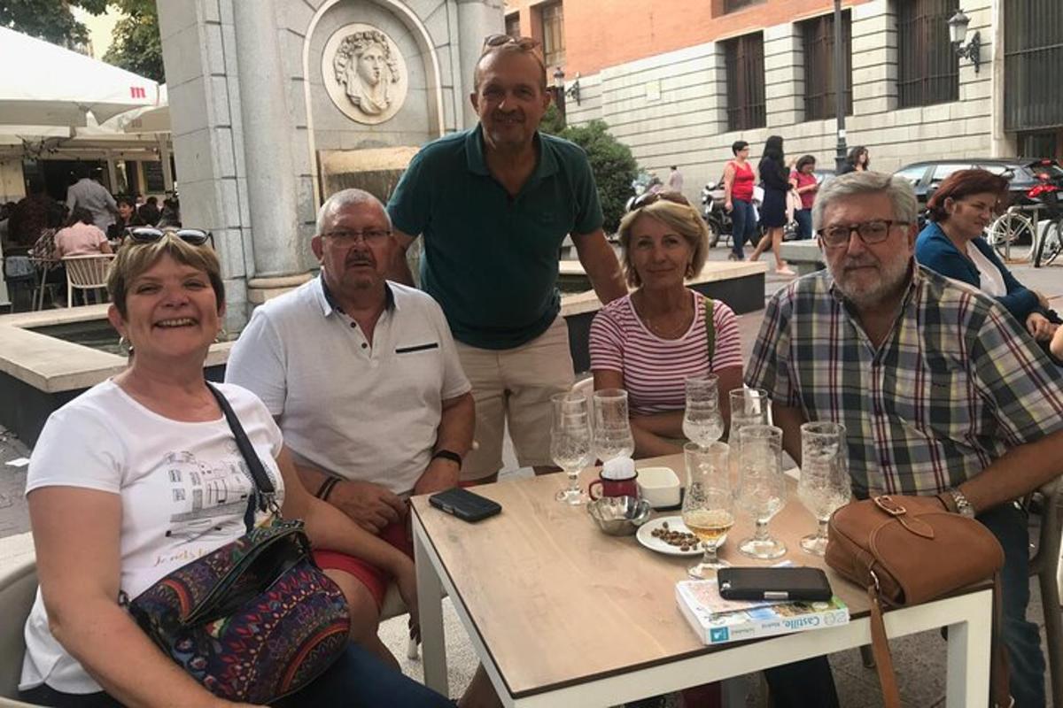 μια ομάδα ανθρώπων που κάθονται σε ένα τραπέζι