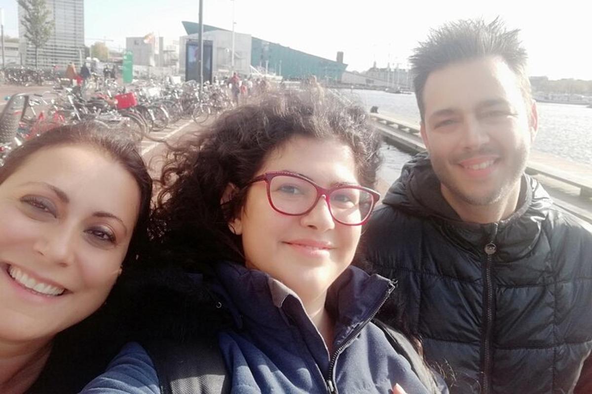 Un grupo de tres personas posando para una fotografía
