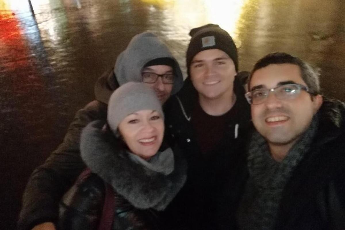 skupina čtyř lidí pózujících pro fotografii