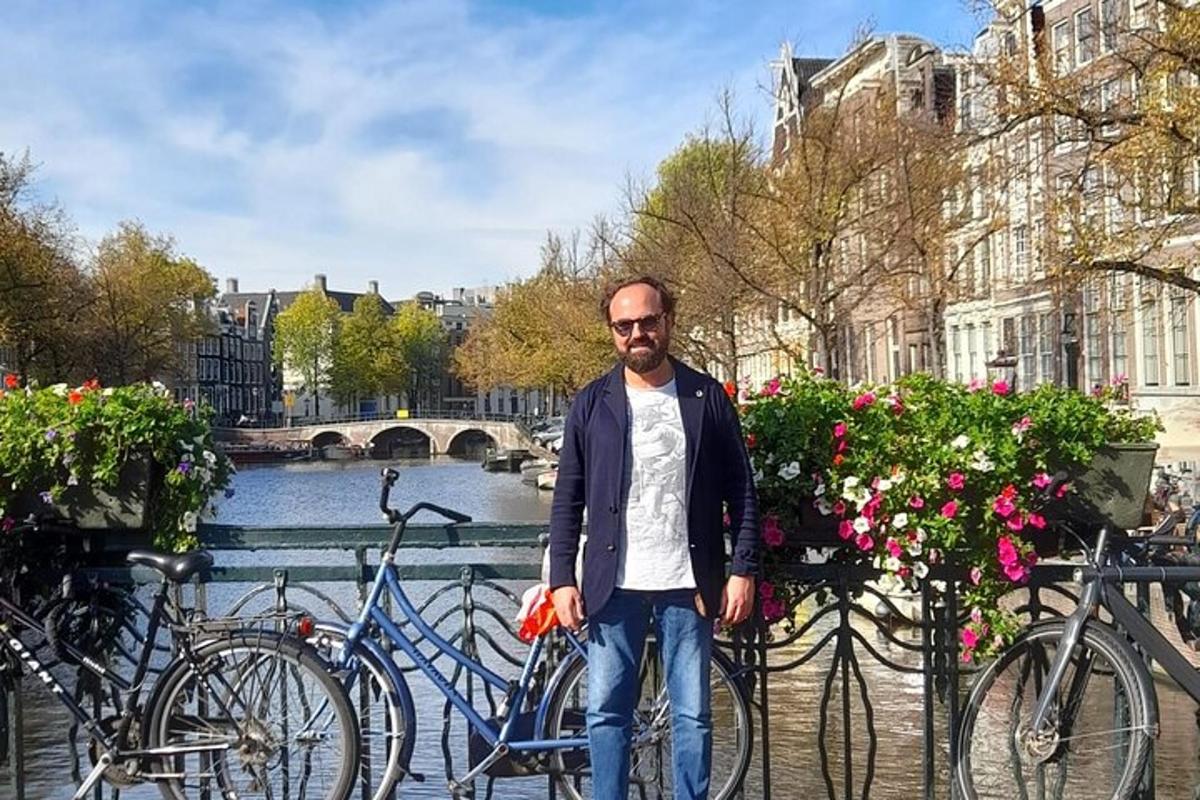 Un hombre parado junto a un montón de bicicletas