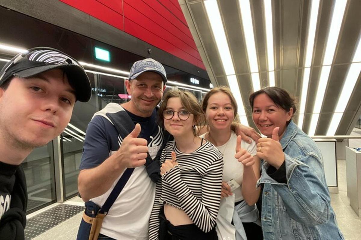 un gruppo di persone che posano per una foto