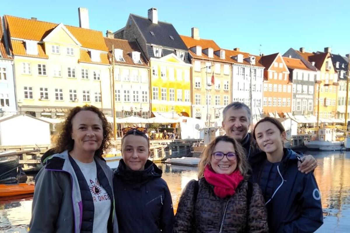 un gruppo di persone in piedi di fronte a un porto