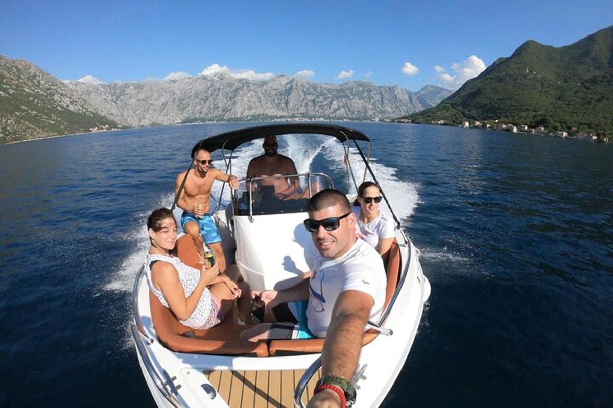 un gruppo di persone su una barca in acqua