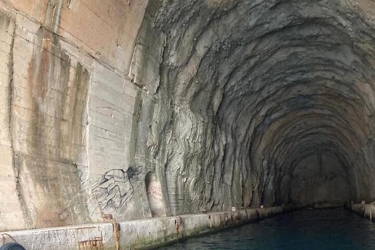 un tunnel con graffiti sul lato di un ponte