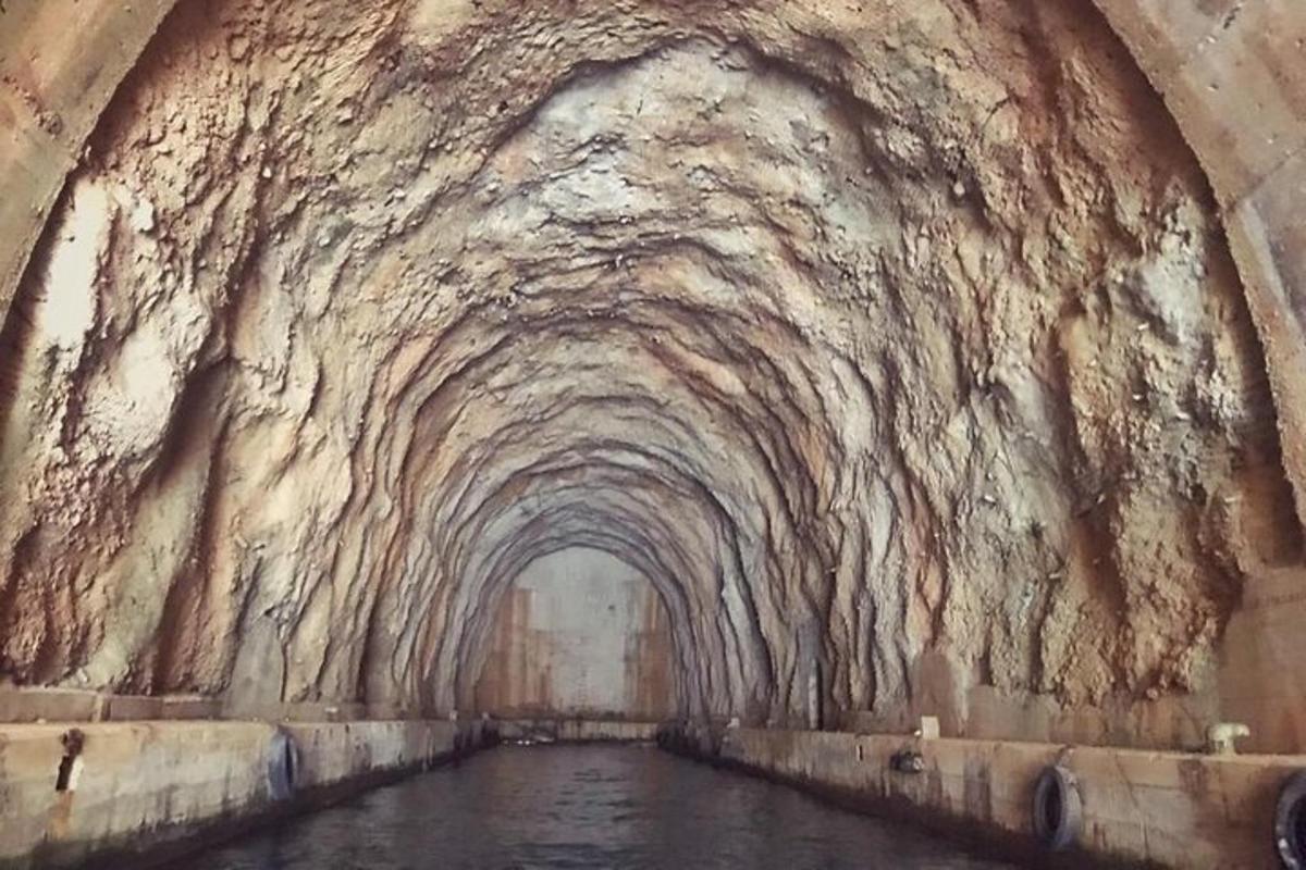 un tunnel in un muro con acqua al suo interno