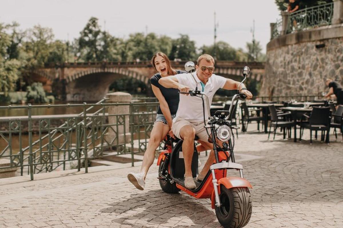 bir erkek ve bir kadın scooter üzerinde gidiyor