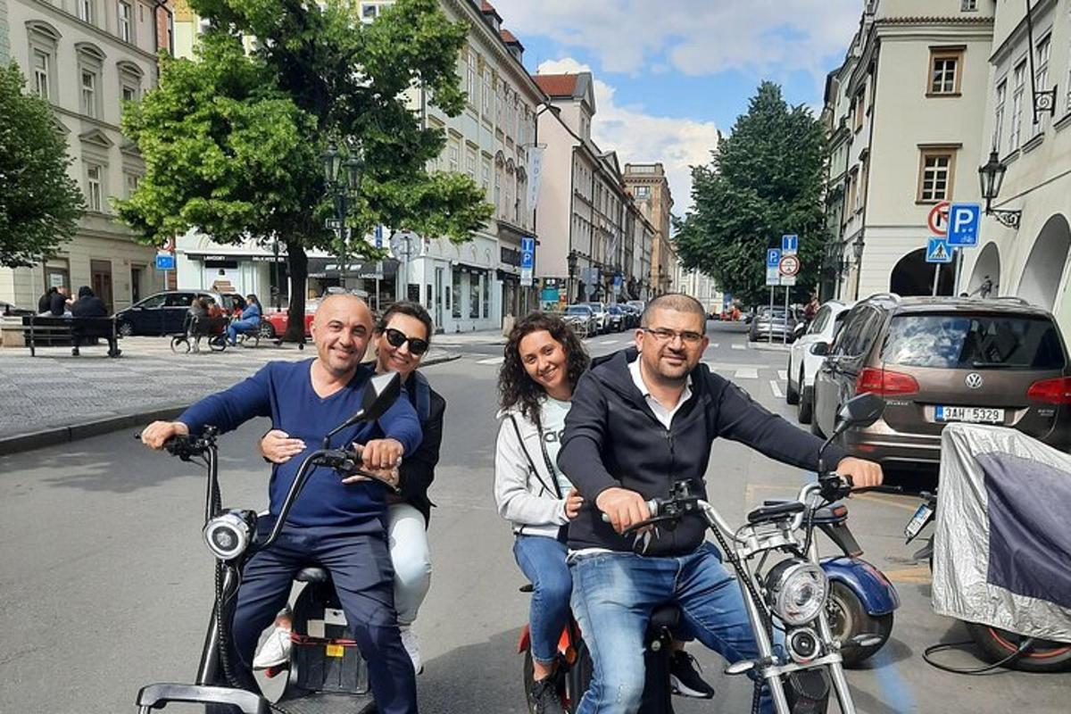 grupa ludzi jadących motocyklami ulicą