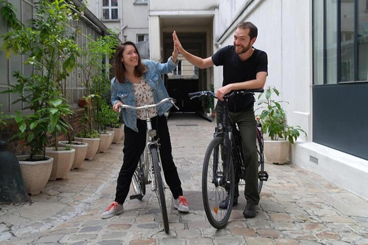 un home fent una xoca de cinc a una dona en bicicleta
