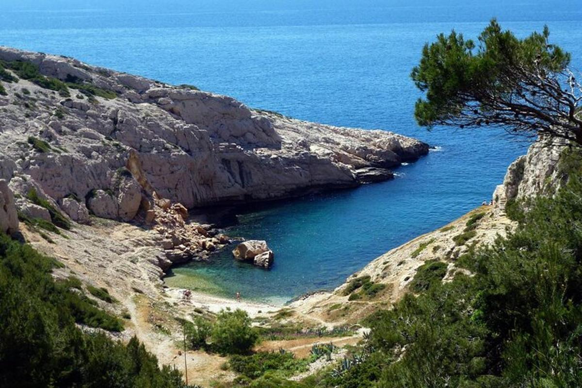 una petita cala al mig d'una muntanya rocosa