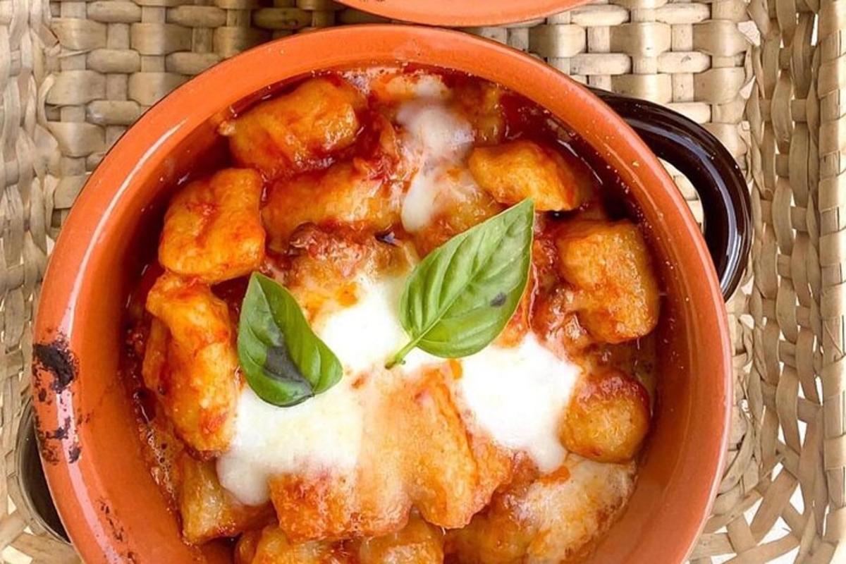 una ciotola di cibo con sopra del basilico