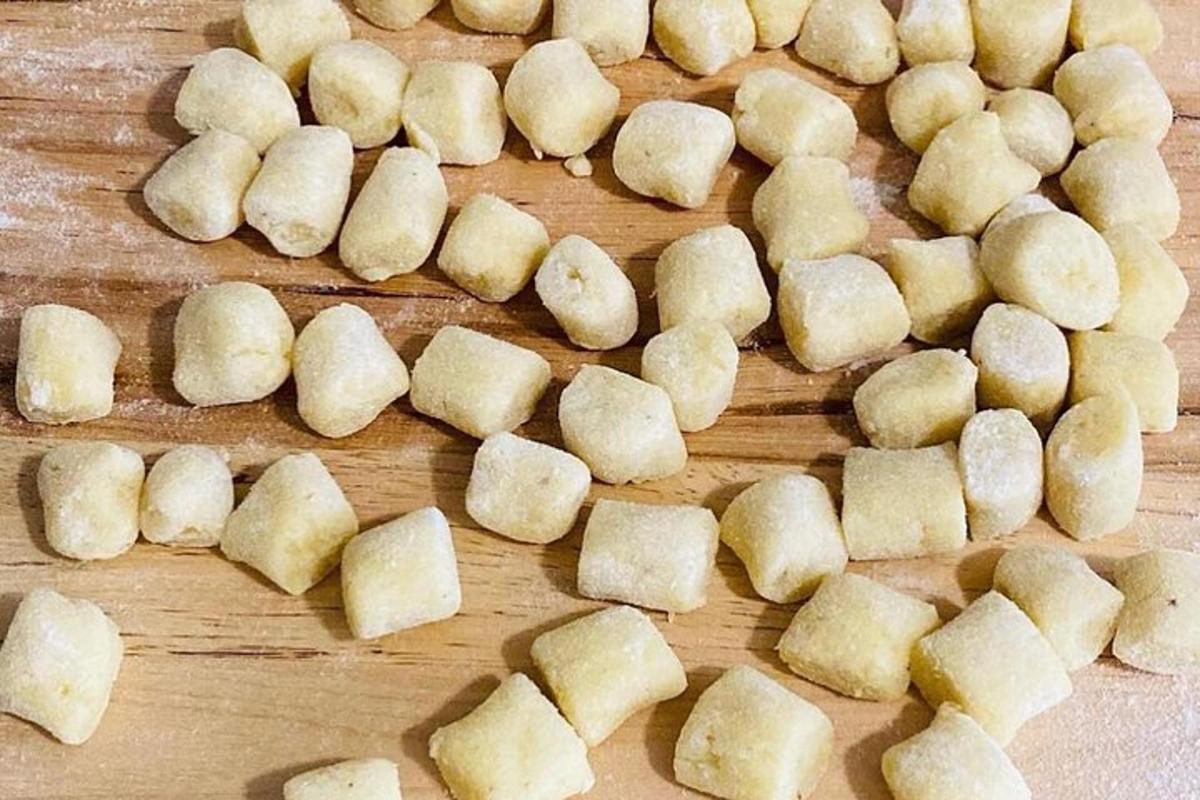 un mucchio di cibo crudo su un tagliere di legno