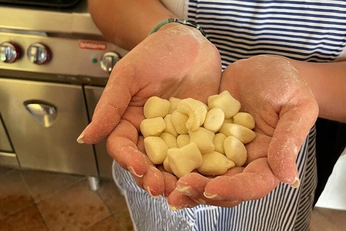 una persona che tiene un mucchio di cibo tra le mani