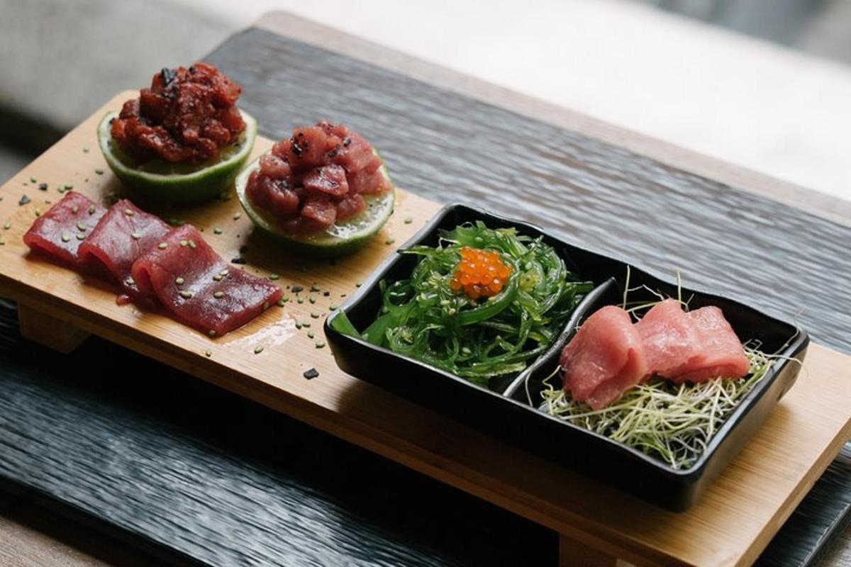 dulang makanan dengan sushi dan sayur-sayuran di atas meja