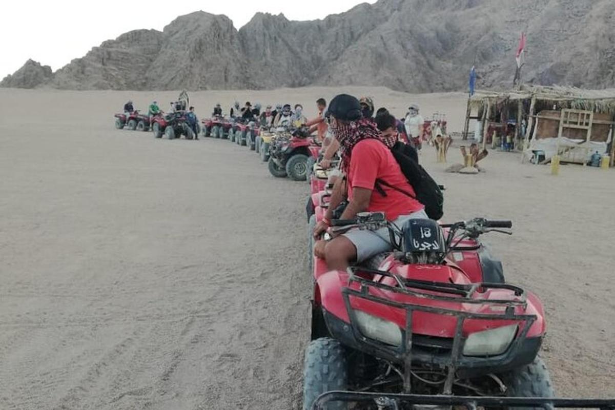 un gruppo di persone su quad nel deserto