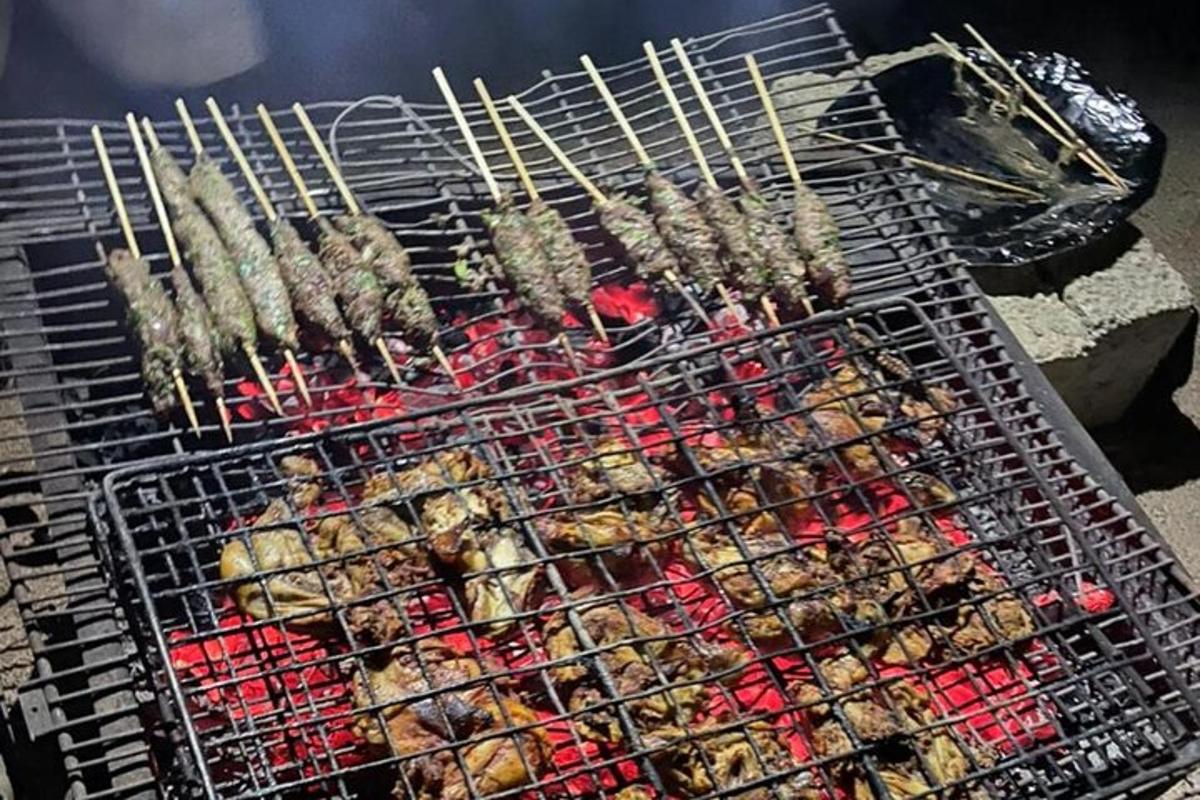 un mucchio di cibo che cuoce su una griglia