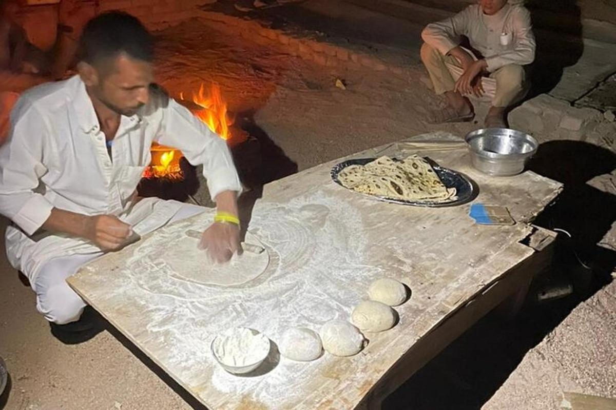 un uomo che prepara una pizza su un tavolo