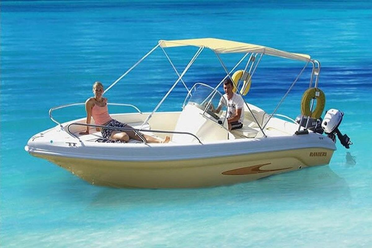 dos personas sentadas en un bote en el agua