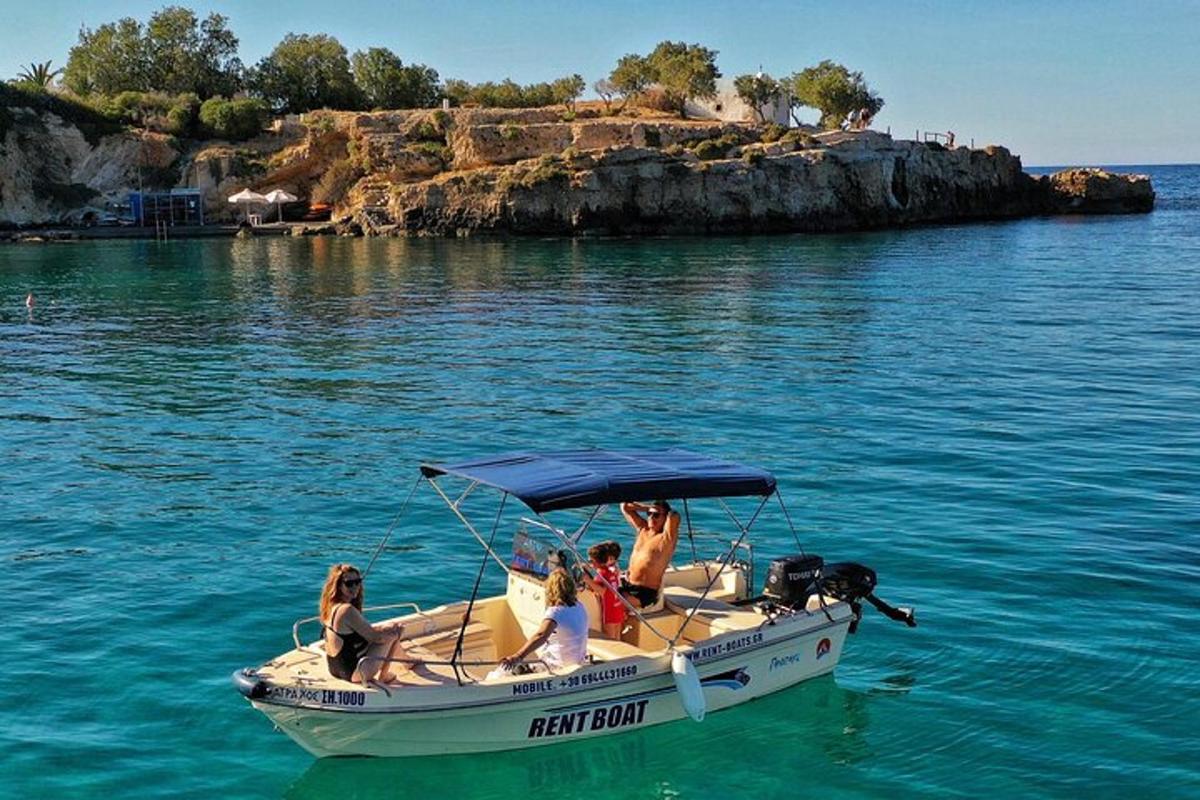 un grupo de personas en un barco en el agua