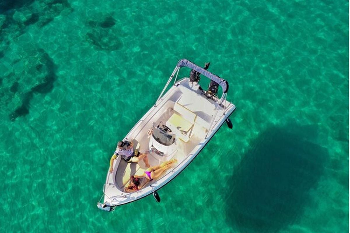 una vista aérea de un barco en el agua
