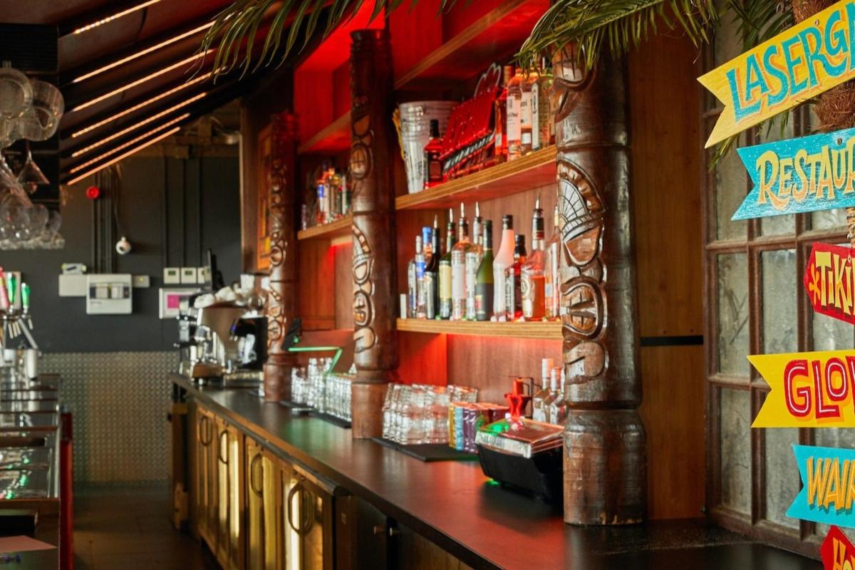 eine Bar in einem Restaurant mit einer Theke