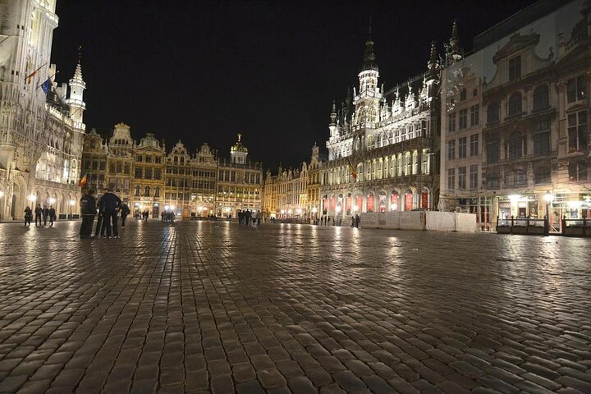 Městská ulice v noci s budovami se světly