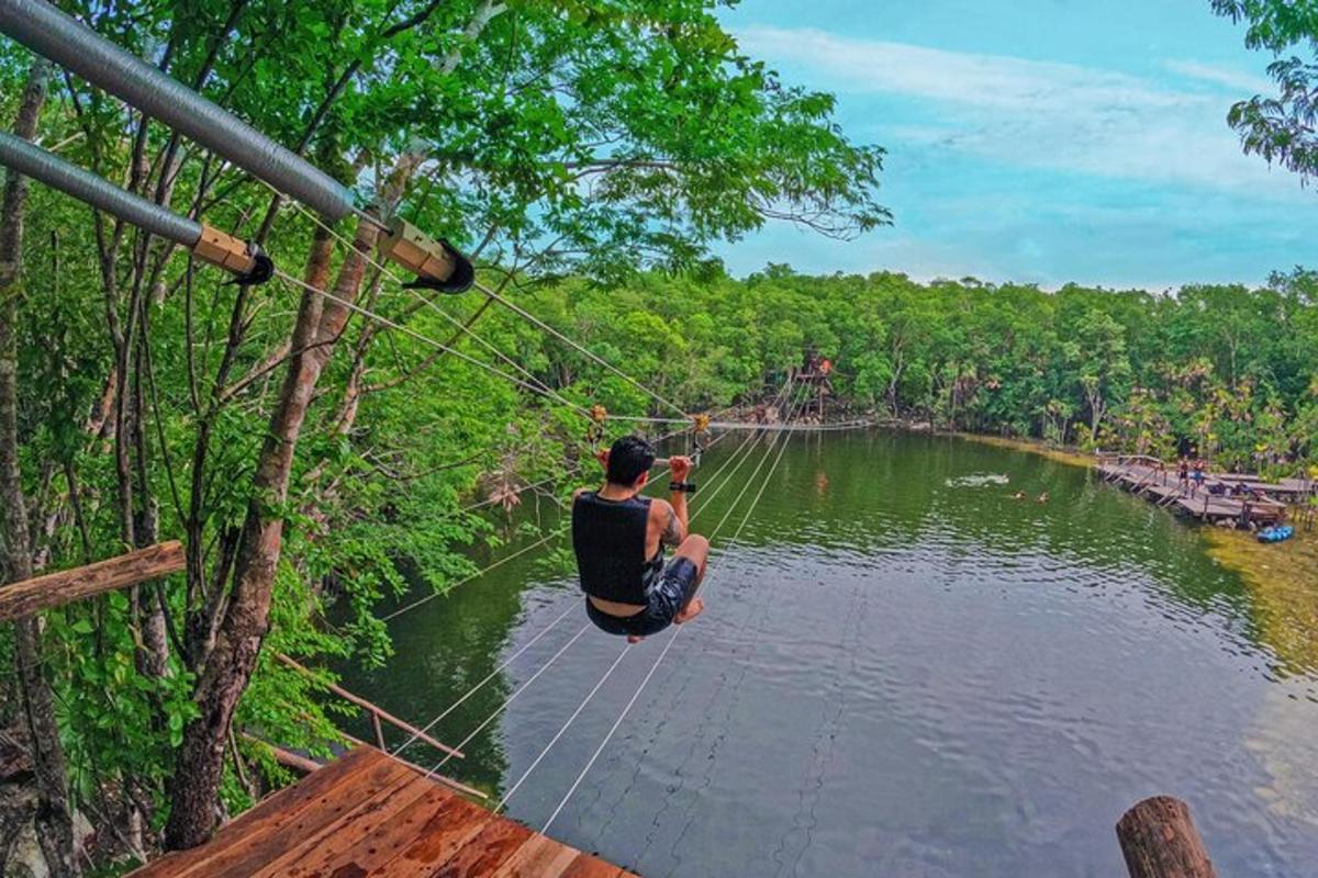 muž na zip line přes řeku