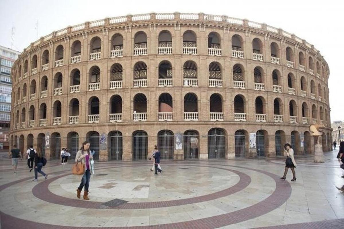 um grande edifício com pessoas caminhando na frente dele