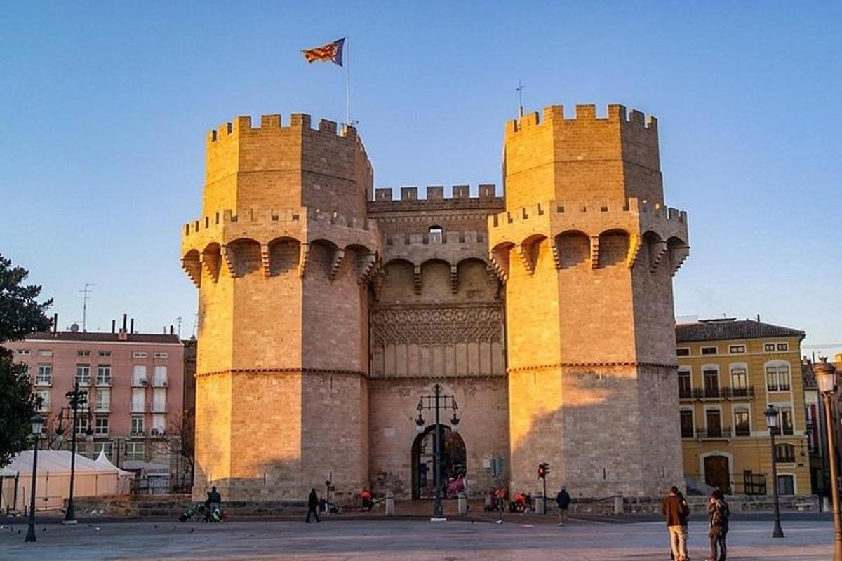 um grande castelo com uma bandeira no topo