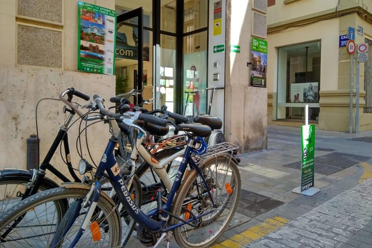 dva bicikla parkirana jedan pored drugog na ulici
